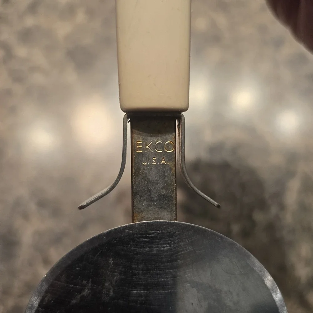 1980 Vintage EKCO Pastry‎ Pizza Cutter Beige Plastic Handle Made in USA